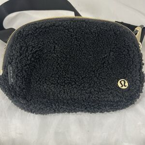 Lululemon Everywhere Belt Bag 1L Black Sherpa Gold Metal Hardware Fleece